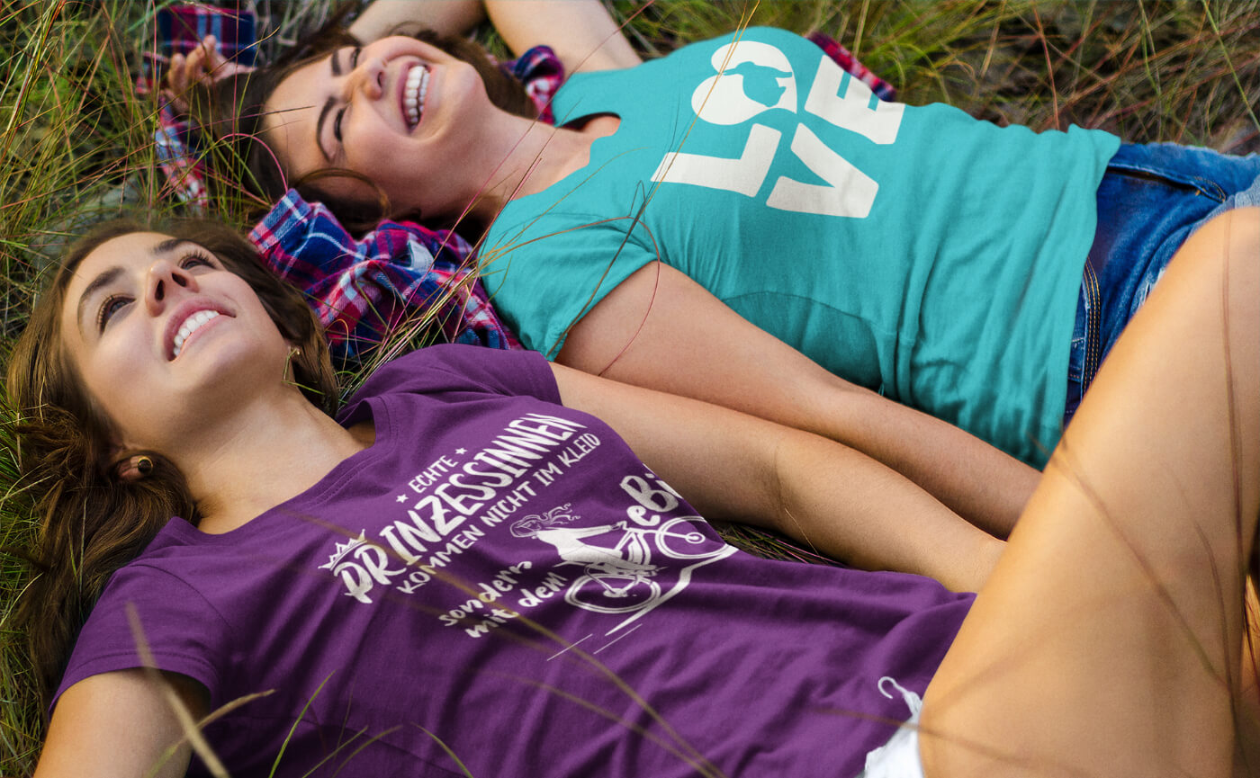 Zwei Frauen mit individuell gestalteten T-Shirts