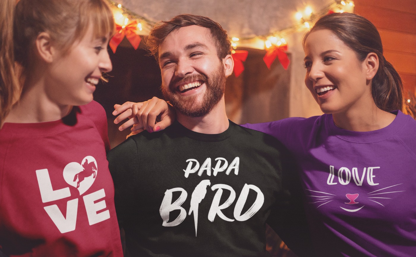 Drei Menschen mit individuellen Shirt-Designs